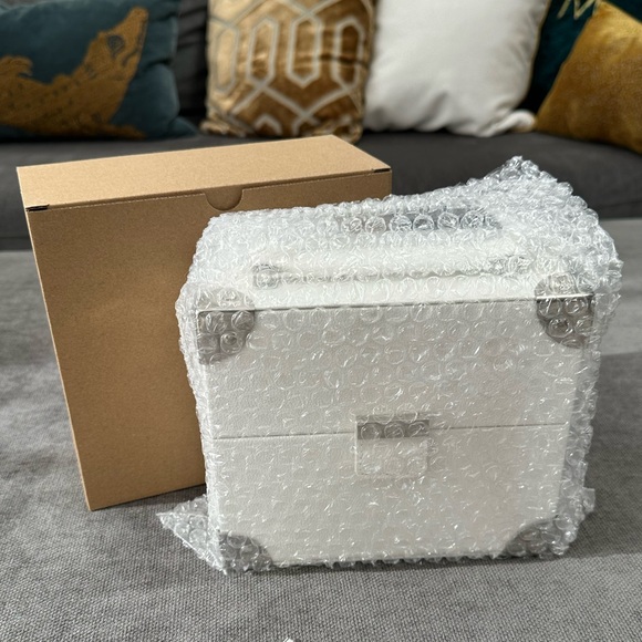 NIB Sulwhasoo Faux White Leather Box with Silver Accents - Picture 3 of 13